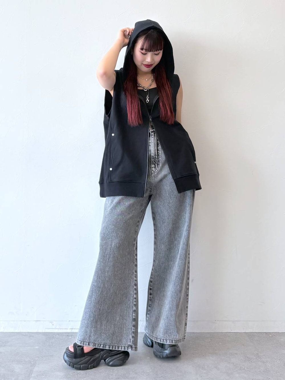 「モード、ストリート、きれいめ、カジュアル、ネックレス、骨格ストレート_PAGEBOY、ブルベ冬_PAGEBOY、デニムパンツ、サンダル」｜「PAGEBOYのダッドコンビスポサン（サンダル、ブラック系）」を使った、りりりさん（レディース・157cm）の春コーディネートの1枚目の写真