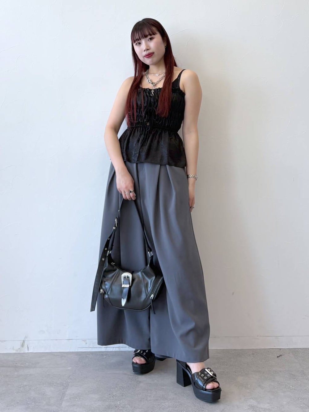 「モード、ストリート、きれいめ、カジュアル、ネックレス、骨格ストレート_PAGEBOY、ブルベ冬_PAGEBOY、ビスチェ、スラックス、ワイドパンツ、バッグ、サンダル」｜「PAGEBOYのハーフムーンベルトショルダー（ショルダーバッグ、ブラック系）」を使った、りりりさん（レディース・157cm）の春コーディネートの1枚目の写真
