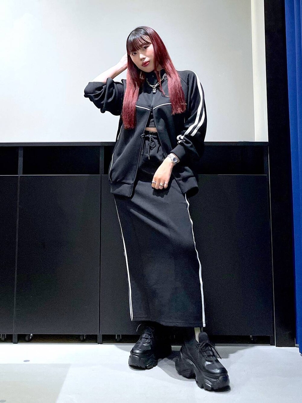 「モード、ストリート、きれいめ、カジュアル、ネックレス、骨格ストレート_PAGEBOY、ブルベ冬_PAGEBOY、ジャケット、スカート、セットアップ、スニーカー」｜「PAGEBOYのプラットチャンキースニーカー（スニーカー、ブラック系）」を使った、りりりさん（レディース・157cm）の秋コーディネートの1枚目の写真