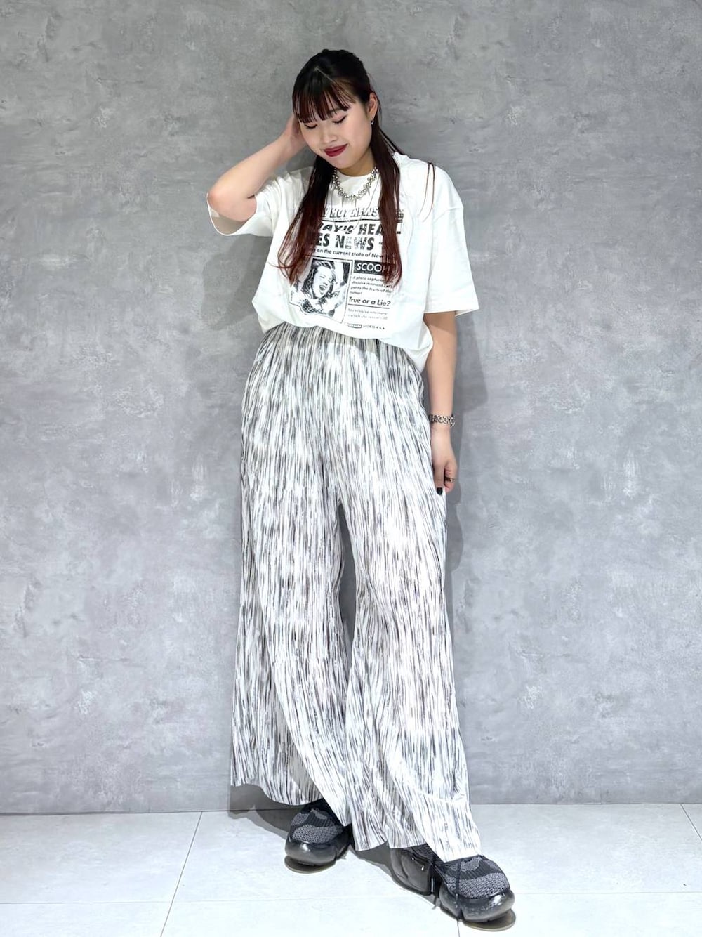 「モード、ストリート、きれいめ、カジュアル、ネックレス、骨格ストレート_PAGEBOY、ブルベ冬_PAGEBOY、Tシャツ」｜「PBLIMの《UNISEX》ニュースペーパーTシャツ（Tシャツ/カットソー、ホワイト系）」を使った、りりりさん（レディース・157cm）の春コーディネートの1枚目の写真
