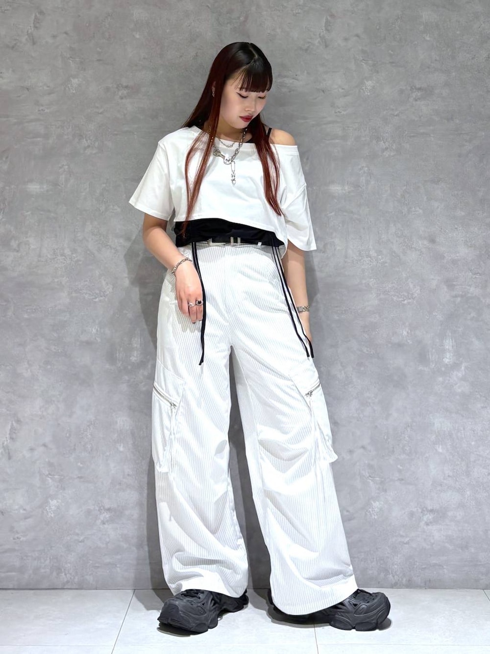 「ブルベ冬_PAGEBOY、Tシャツ、スラックス、ベルト、モード、ストリート、きれいめ、カジュアル、ネックレス、骨格ストレート_PAGEBOY」｜「PAGEBOYのモードバックルベルト3（ベルト、ブラック系）」を使った、りりりさん（レディース・157cm）の夏コーディネートの1枚目の写真