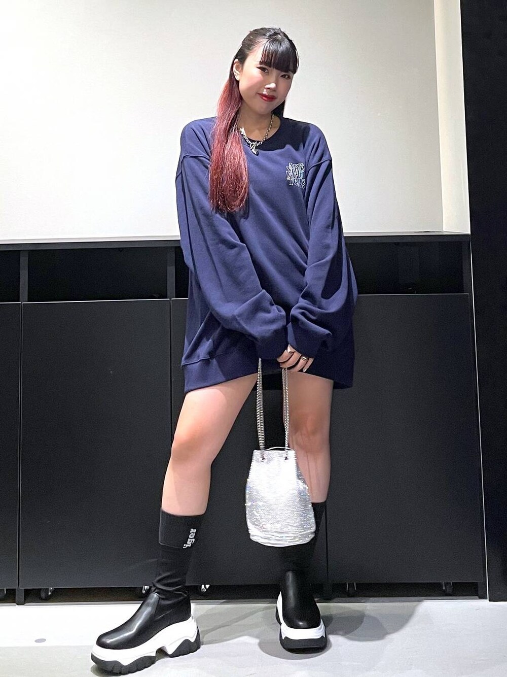 「モード、ストリート、きれいめ、カジュアル、ネックレス、骨格ストレート_PAGEBOY、ブルベ冬_PAGEBOY、ブーツ、スウェット、バッグ」｜「Anuiの【UNISEX/3サイズ展開】パズルロゴスウェット（スウェット、ブルー系）」を使った、りりりさん（レディース・157cm）の秋コーディネートの1枚目の写真