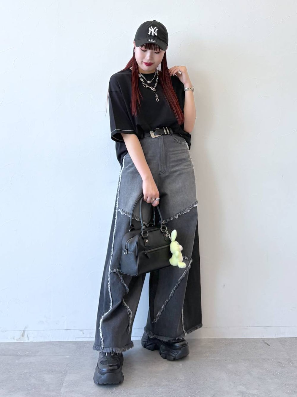 「モード、ストリート、きれいめ、カジュアル、ネックレス、骨格ストレート_PAGEBOY、ブルベ冬_PAGEBOY、デニムパンツ、Tシャツ、ベルト、バッグ」｜「PAGEBOYのプラットチャンキースニーカー（スニーカー、ブラック系）」を使った、りりりさん（レディース・157cm）の春コーディネートの1枚目の写真