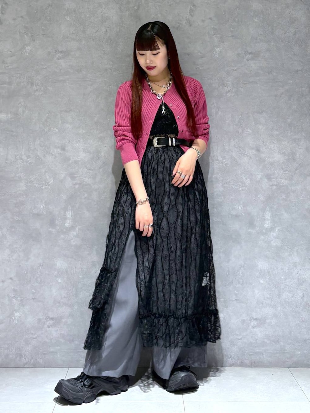 「骨格ストレート_PAGEBOY、ブルベ冬_PAGEBOY、カーディガン、モード、ストリート、きれいめ、カジュアル、ネックレス、ワンピース、スラックス、ワイドパンツ、ベルト」｜「PAGEBOYのモードバックルベルト3（ベルト、ブラック系）」を使った、りりりさん（レディース・157cm）の夏コーディネートの1枚目の写真