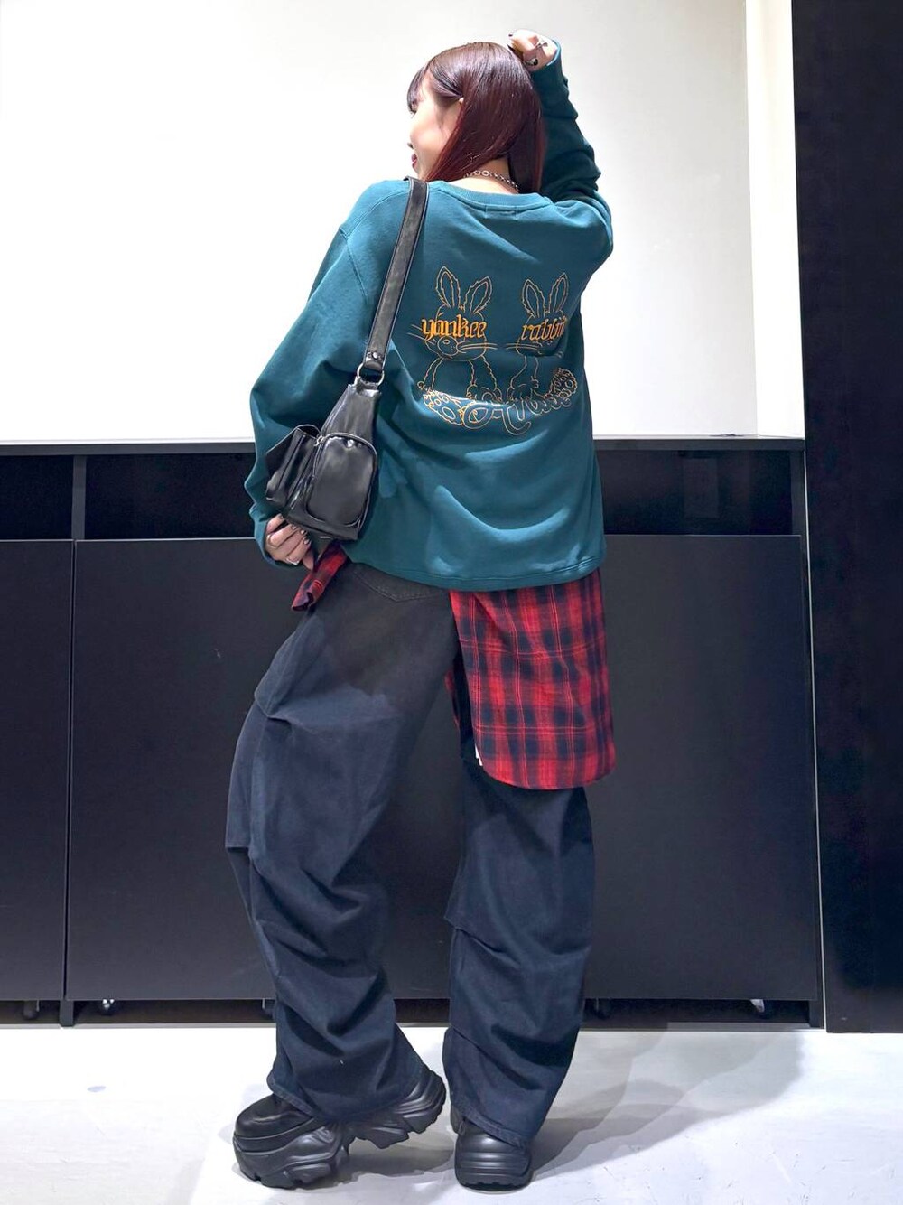 「モード、ストリート、きれいめ、カジュアル、ネックレス、骨格ストレート_PAGEBOY、ブルベ冬_PAGEBOY、スウェット、デニムパンツ、シャツ、バッグ、スニーカー、ブーツ」｜「PAGEBOYのレースアップソックスブーツ（ブーツ、ブラック系）」を使った、りりりさん（レディース・157cm）の冬コーディネートの1枚目の写真