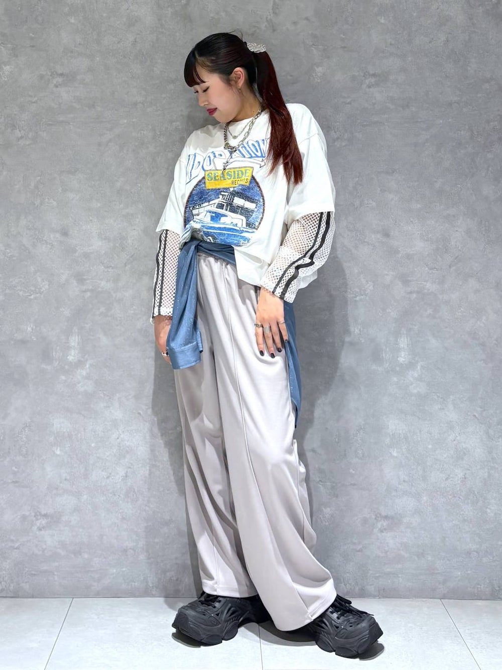 「モード、ストリート、きれいめ、カジュアル、ネックレス、骨格ストレート_PAGEBOY、ブルベ冬_PAGEBOY、Tシャツ、シャツ、ワイドパンツ」｜「PAGEBOYのソフトラメシアールーズシャツ（シャツ/ブラウス、ブルー系）」を使った、りりりさん（レディース・157cm）の夏コーディネートの1枚目の写真