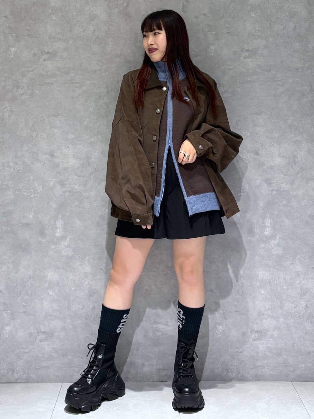 ブラック系のブーツ、ブラック系のその他パンツ、ブラウン系のブルゾンを着用したレディースの秋コーディネートの1枚目の写真