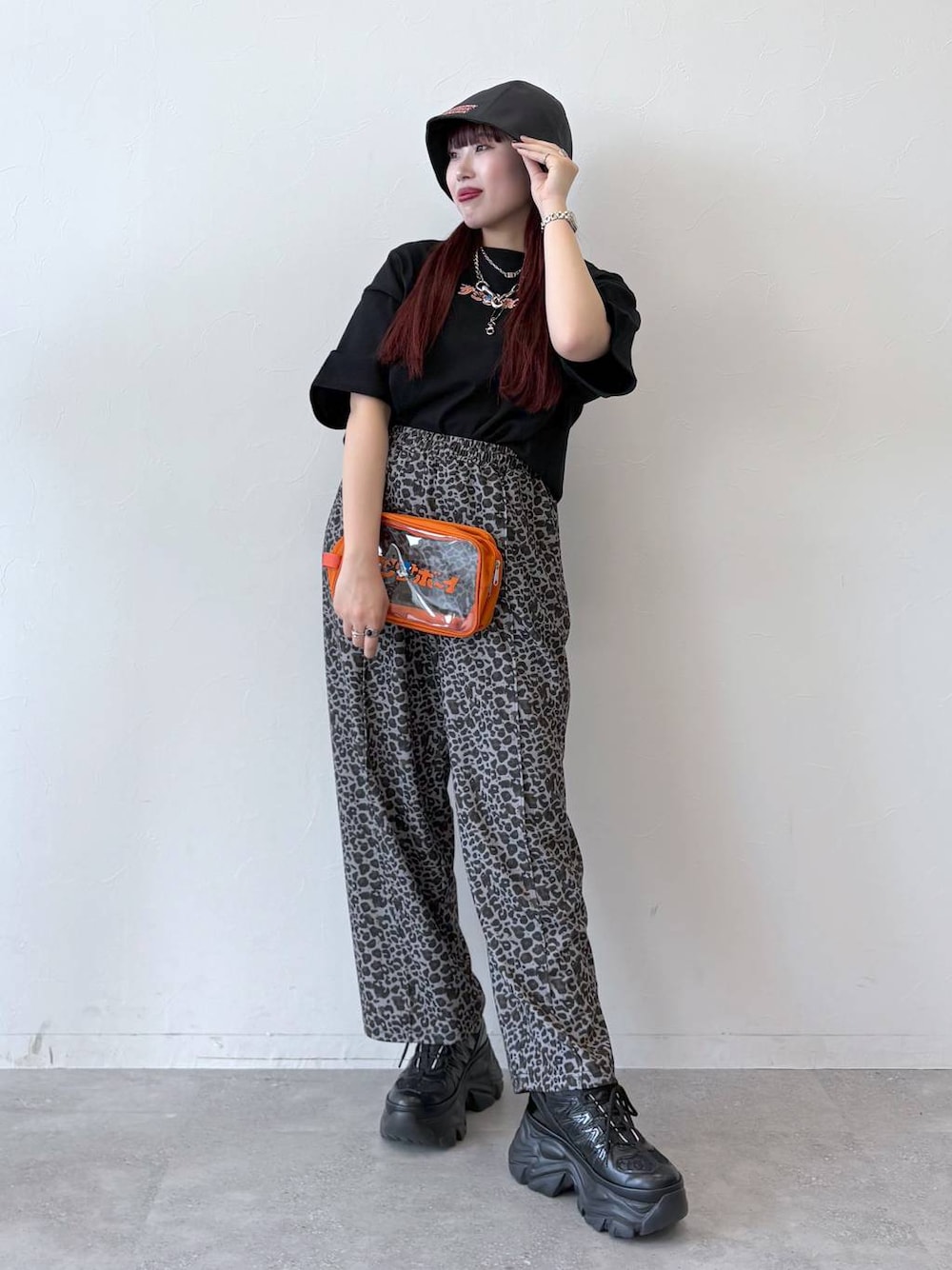 「ハット、モード、ストリート、カジュアル、ネックレス、骨格ストレート_PAGEBOY、ブルベ冬_PAGEBOY、Tシャツ」｜「PAGEBOYのプラットチャンキースニーカー（スニーカー、ブラック系）」を使った、りりりさん（レディース・157cm）の春コーディネートの1枚目の写真