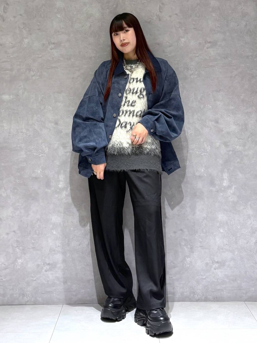 ブラック系のスニーカー、ブルー系のブルゾン、グレー系のニット/セーターを着用したレディースの秋コーディネートの1枚目の写真