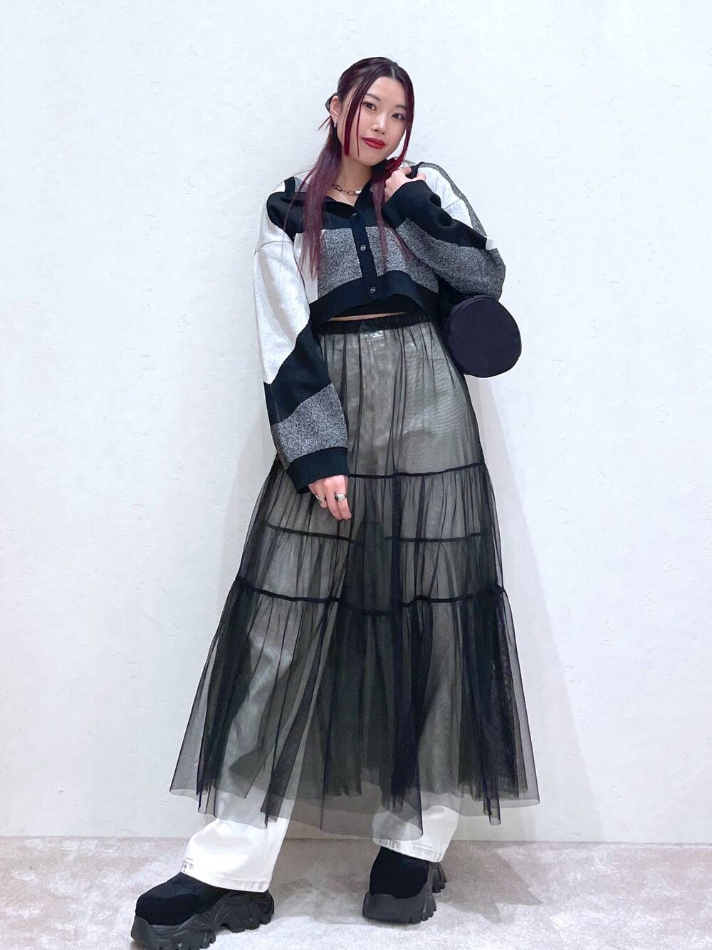 「モード、ストリート、きれいめ、春コーデ、カジュアル、ネックレス、骨格ストレート_PAGEBOY、ブルベ冬_PAGEBOY、スカート、ニット、カーディガン、デニムパンツ、バッグ」｜「PBLIMのPBLIM/ナイロンボストンバック（ドラムバッグ、ブラック系）」を使った、りりりさん（レディース・157cm）の春コーディネートの1枚目の写真