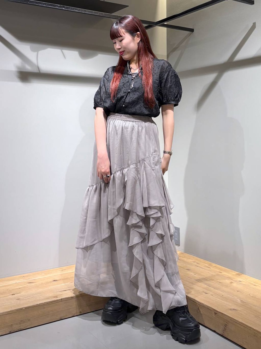 「モード、ストリート、きれいめ、カジュアル、ネックレス、骨格ストレート_PAGEBOY、ブルベ冬_PAGEBOY、ブラウス、スカート、スニーカー」｜「PAGEBOYのプラットチャンキースニーカー（スニーカー、ブラック系）」を使った、りりりさん（レディース・157cm）の夏コーディネートの1枚目の写真