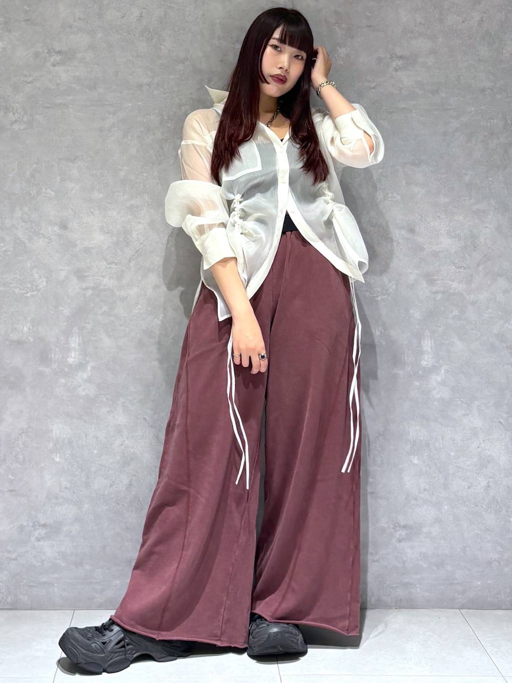 ホワイト系のシャツ/ブラウス、レッド系のスウェットパンツを着用したレディースの秋コーディネートの1枚目の写真