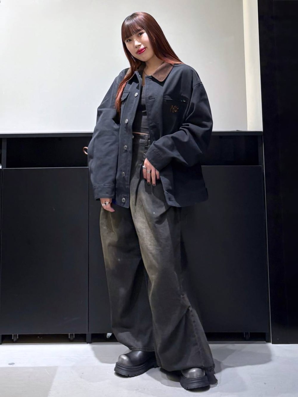 「デニムパンツ、バッグ、モード、ストリート、きれいめ、カジュアル、ネックレス、骨格ストレート_PAGEBOY、ブルベ冬_PAGEBOY、アウター、ブーツ」｜「PAGEBOYのヴィンテージリボンポケットBAG（ショルダーバッグ、ブラウン系）」を使った、りりりさん（レディース・157cm）の冬コーディネートの1枚目の写真