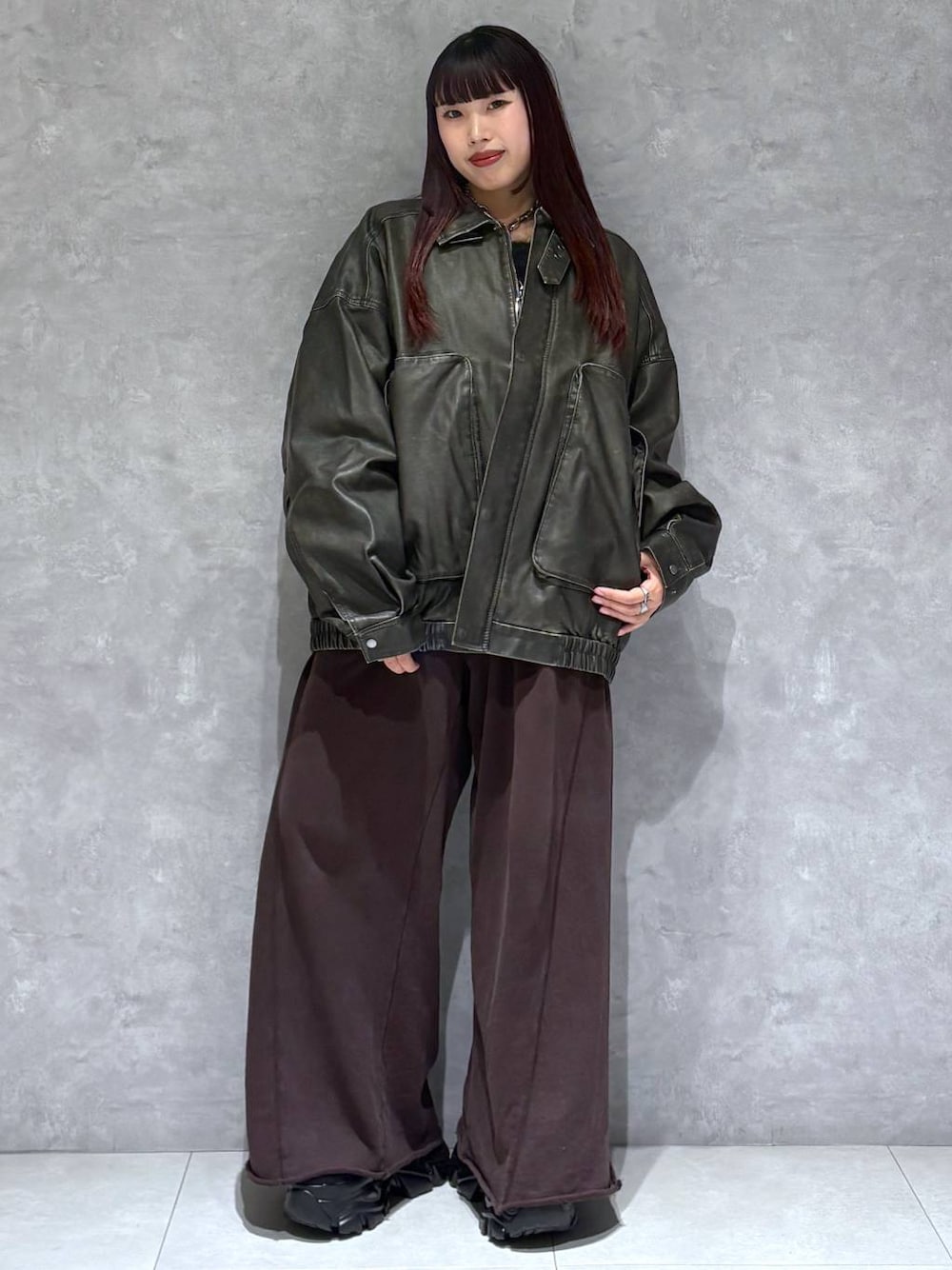 ブラック系のスニーカー、グレー系のスウェットパンツ、ブラック系のブルゾンを着用したレディースの秋コーディネートの1枚目の写真