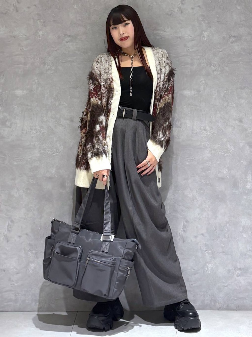 ブラック系のブーツ、グレー系のボストンバッグ、ホワイト系のカーディガン/ボレロを着用したレディースの秋コーディネートの1枚目の写真