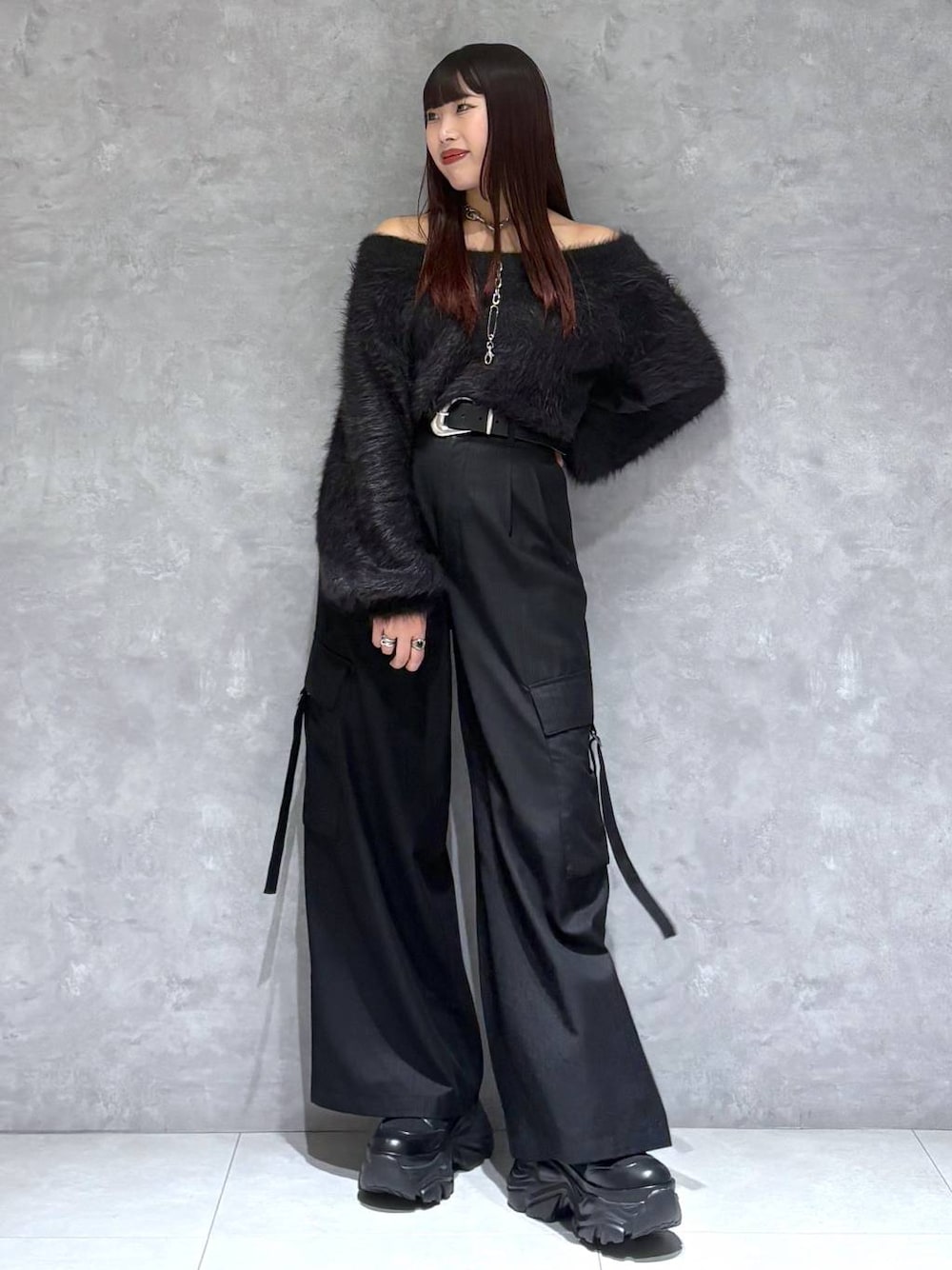 ブラック系のブーツ、ブラック系のスラックス、ブラック系のニット/セーターを着用したレディースの秋コーディネートの1枚目の写真