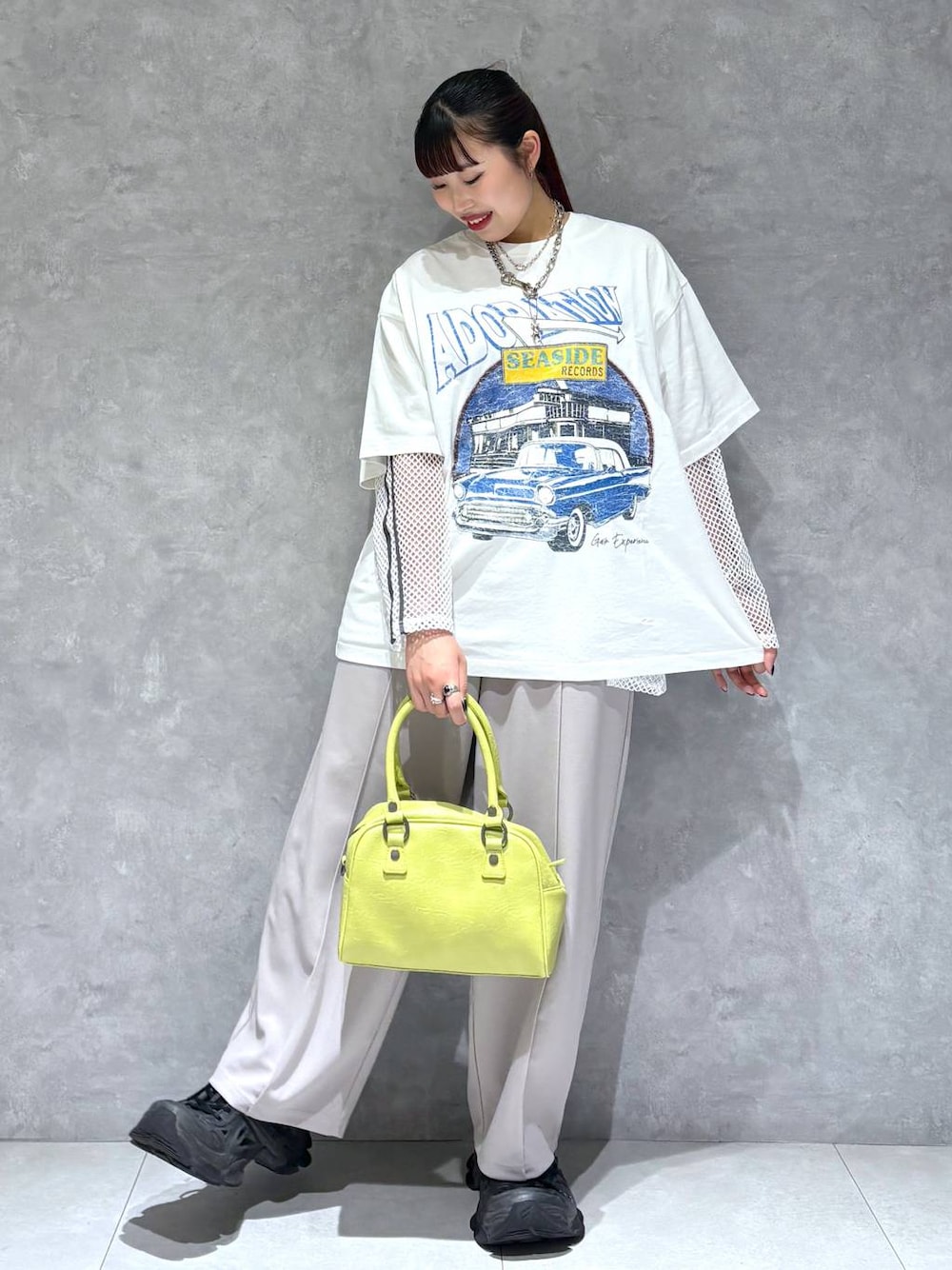 「ワイドパンツ、バッグ、モード、ストリート、きれいめ、カジュアル、ネックレス、骨格ストレート_PAGEBOY、ブルベ冬_PAGEBOY、Tシャツ」｜「PAGEBOYのラインメッシュプルオーバー（Tシャツ/カットソー、ホワイト系）」を使った、りりりさん（レディース・157cm）の夏コーディネートの1枚目の写真