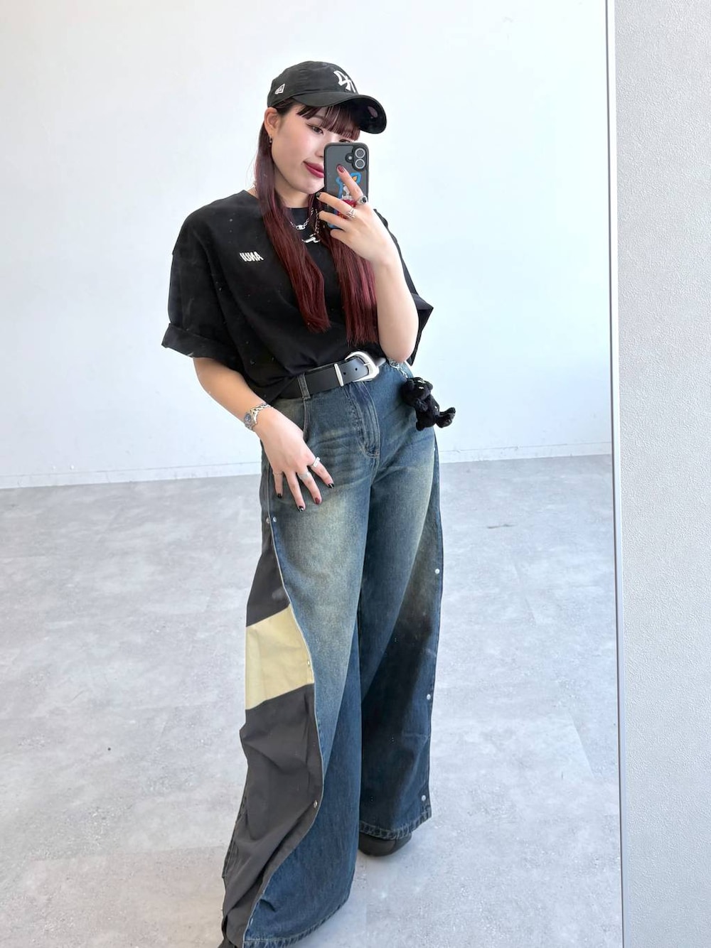 「モード、ストリート、きれいめ、カジュアル、ネックレス、骨格ストレート_PAGEBOY、ブルベ冬_PAGEBOY、Tシャツ、ベルト、デニムパンツ、キャップ」｜「PAGEBOYの【Anui】GRMベアーチャーム（キーホルダー、ブラック系）」を使った、りりりさん（レディース・157cm）の春コーディネートの1枚目の写真