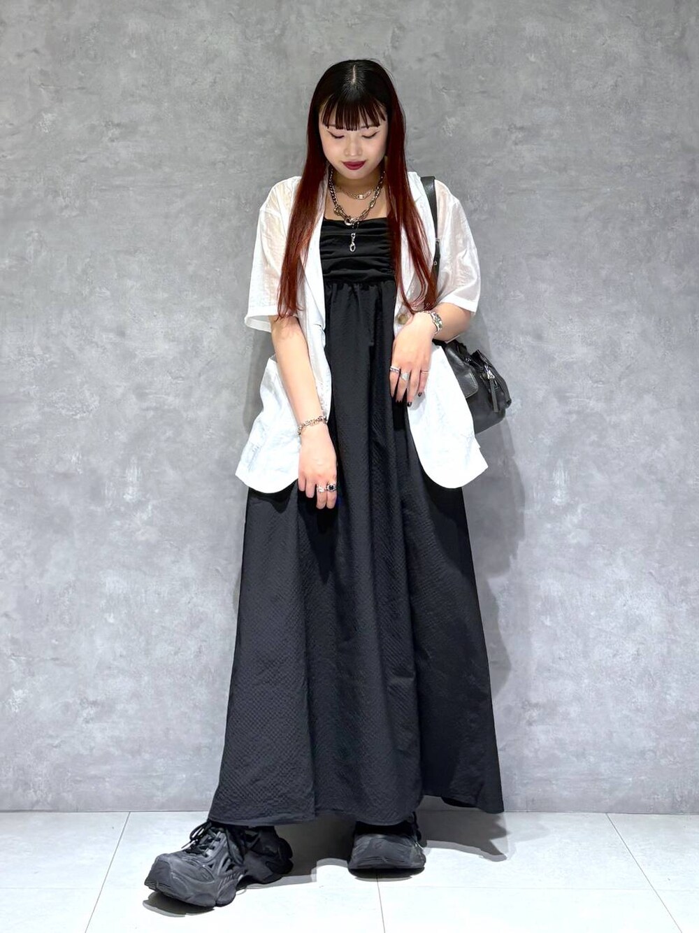 「モード、ストリート、きれいめ、カジュアル、ネックレス、骨格ストレート_PAGEBOY、ブルベ冬_PAGEBOY、ワンピース、ジャケット、バッグ」｜「PAGEBOYのZIPポケットBAG（ショルダーバッグ、ブラック系）」を使った、りりりさん（レディース・157cm）の夏コーディネートの1枚目の写真