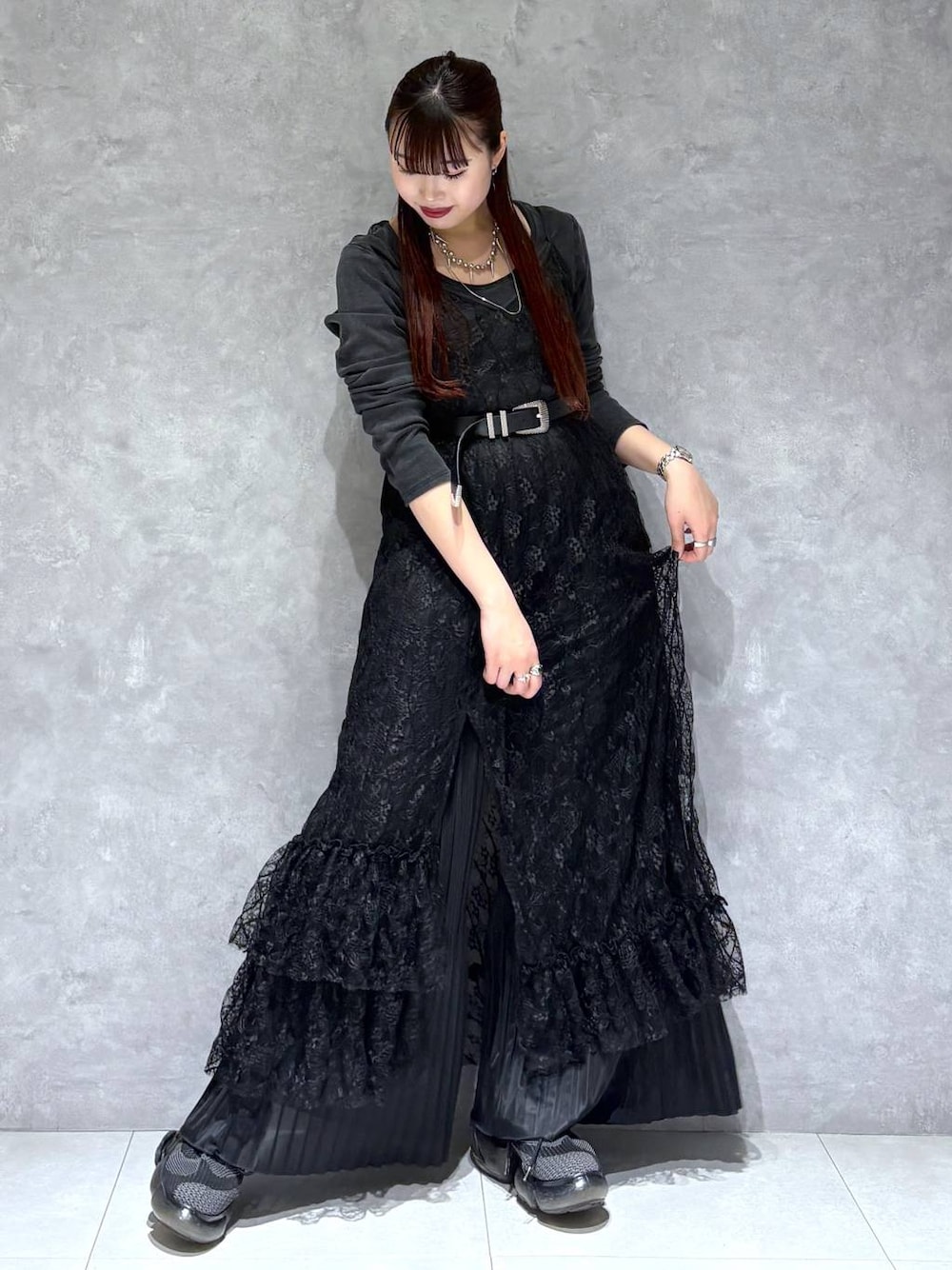 「モード、ストリート、きれいめ、カジュアル、ネックレス、骨格ストレート_PAGEBOY、ブルベ冬_PAGEBOY、Tシャツ、ワンピース、キャミワンピース、ベルト」｜「PAGEBOYのモードバックルベルト3（ベルト、ブラック系）」を使った、りりりさん（レディース・157cm）の春コーディネートの1枚目の写真