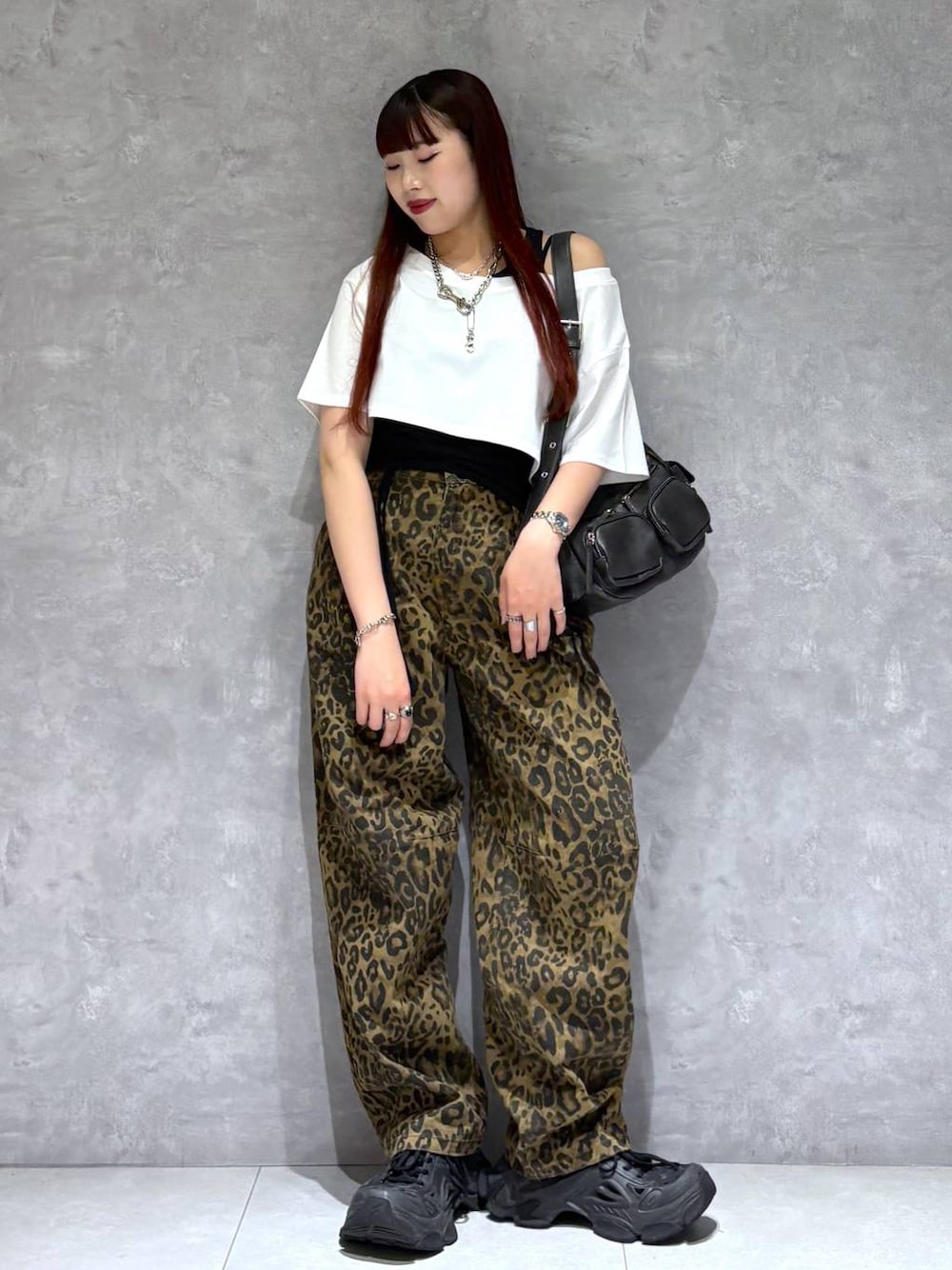 「モード、ストリート、カジュアル、ネックレス、骨格ストレート_PAGEBOY、ブルベ冬_PAGEBOY、Tシャツ、バッグ」｜「PBLIMの《UNISEX》アソートルーズパンツ（デニムパンツ、その他）」を使った、りりりさん（レディース・157cm）の夏コーディネートの1枚目の写真