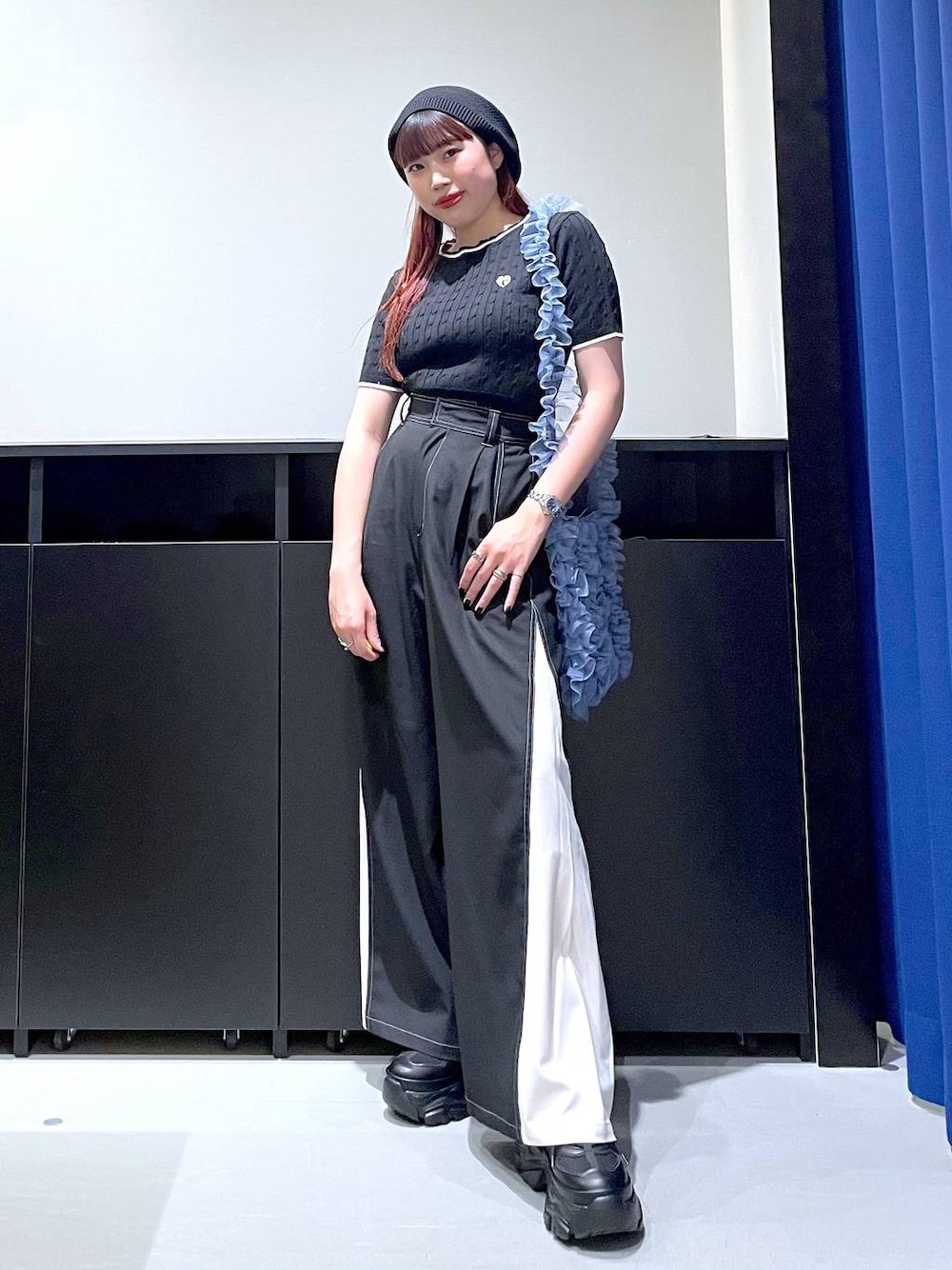 「モード、ストリート、きれいめ、カジュアル、ネックレス、骨格ストレート_PAGEBOY、ブルベ冬_PAGEBOY、パンツ、スラックス、ベレー帽、スニーカー、バッグ」｜「PAGEBOYのプラットチャンキースニーカー（スニーカー、ブラック系）」を使った、りりりさん（レディース・157cm）の夏コーディネートの1枚目の写真