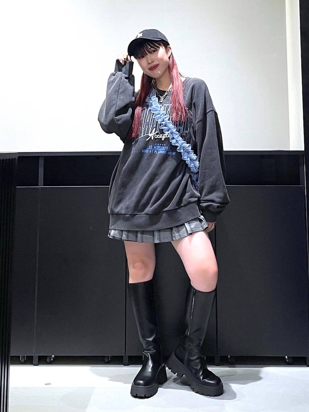 「モード、ストリート、きれいめ、カジュアル、ネックレス、骨格ストレート_PAGEBOY、ブルベ冬_PAGEBOY、ブーツ、ミニスカート、ショートパンツ、スウェット、キャップ、バッグ」｜「PAGEBOYの一部店舗展開<Casselin>チュールシャーリングショルダー（その他小物、ブルー系）」を使った、りりりさん（レディース・157cm）の夏コーディネートの1枚目の写真