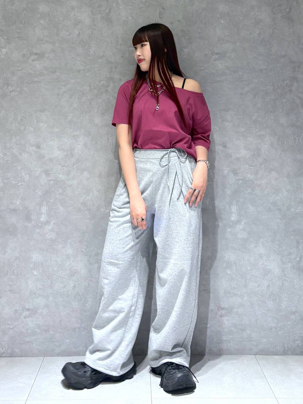 「スウェットパンツ、モード、ストリート、きれいめ、カジュアル、ネックレス、骨格ストレート_PAGEBOY、ブルベ冬_PAGEBOY、Tシャツ」｜「PAGEBOYのタックスウェットパンツ（スウェットパンツ、グレー系）」を使った、りりりさん（レディース・157cm）の春コーディネートの1枚目の写真