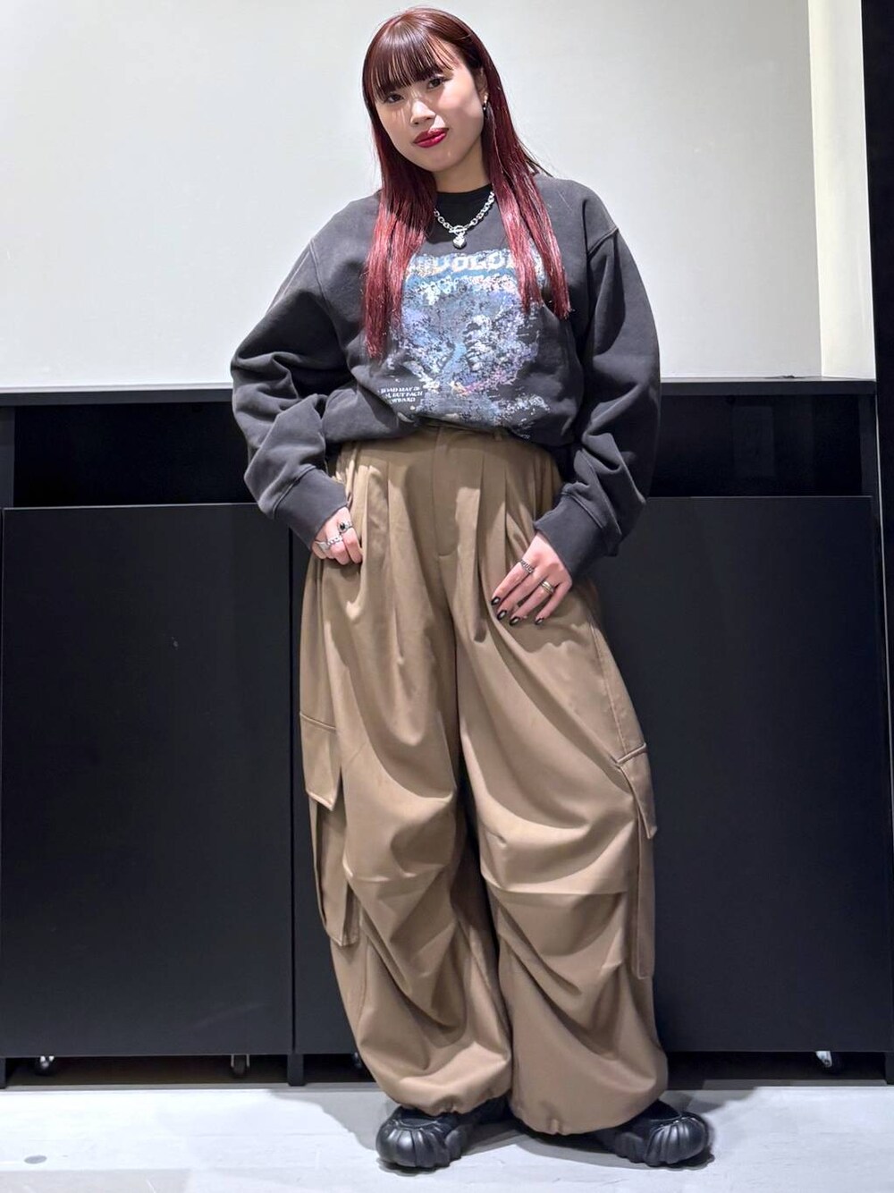 「モード、ストリート、きれいめ、カジュアル、ネックレス、骨格ストレート_PAGEBOY、ブルベ冬_PAGEBOY、スウェット」｜「Anuiの【UNISEX/3サイズ展開】TRタックパラシュートパンツ（カーゴパンツ、ベージュ系）」を使った、りりりさん（レディース・157cm）の冬コーディネートの1枚目の写真