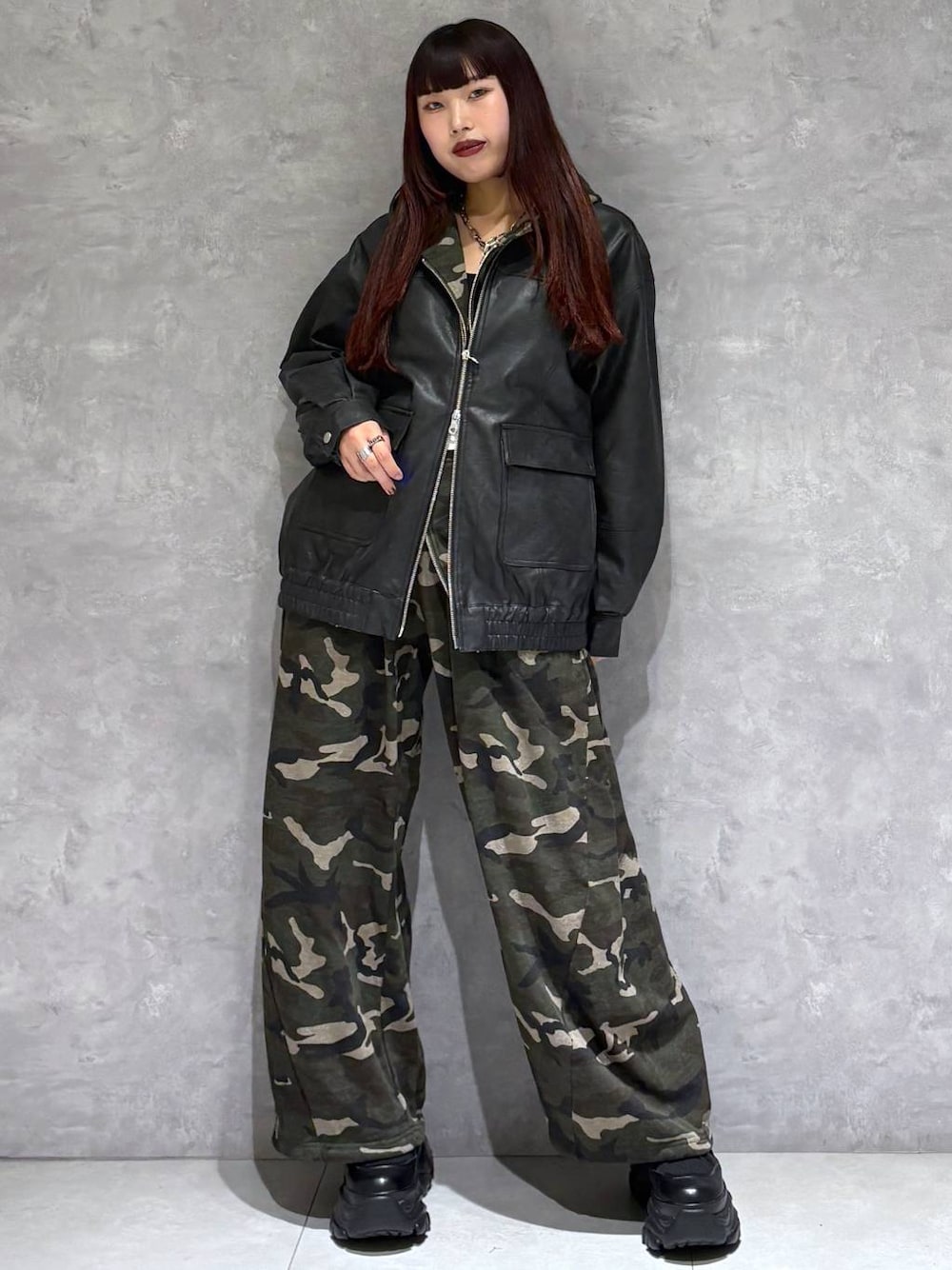 ブラック系のブーツ、その他のスウェットパンツ、ブラック系のブルゾンを着用したレディースの秋コーディネートの1枚目の写真