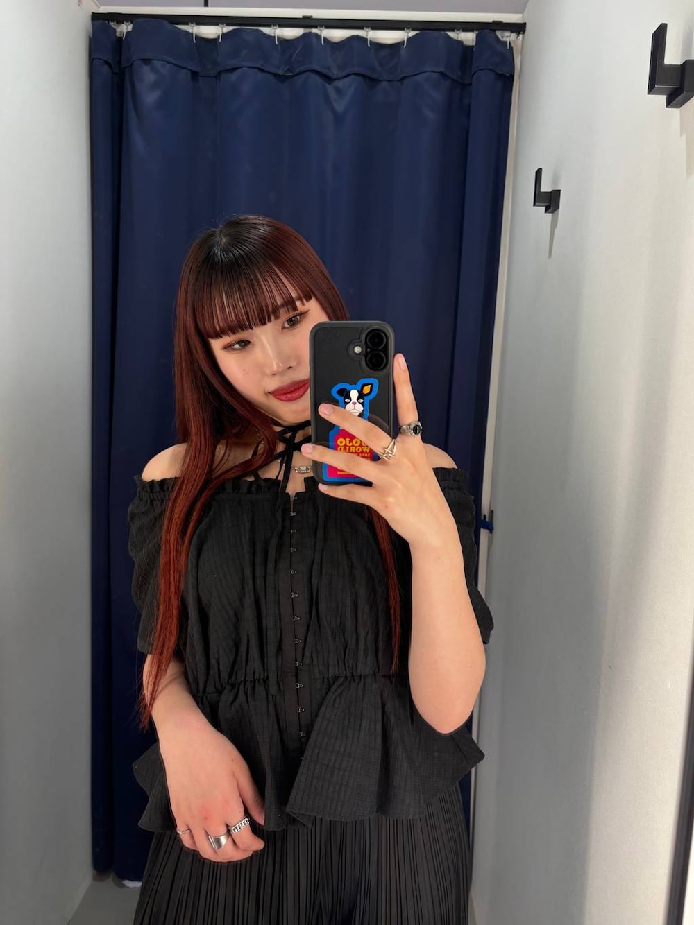 「モード、ストリート、きれいめ、カジュアル、ネックレス、骨格ストレート_PAGEBOY、ブルベ冬_PAGEBOY」｜「PAGEBOYの2WAYオフショルブラウス（シャツ/ブラウス、ブラック系）」を使った、りりりさん（レディース・157cm）の春コーディネートの1枚目の写真