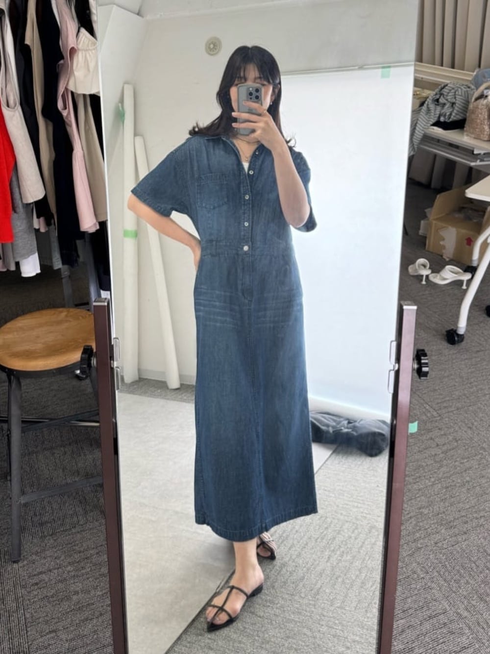 「デニムワンピース、夏服コーデ、夏服、大人カジュアルコーデ、夏スタイル、高身長女子、楽チンコーデ、ラクチンコーデ、アラフォー、アラフォーコーデ、高身長コーデ、40代ファッション、ワンピース、ワンピーススタイル、ワンピースコーデ」｜「RIVE DROITEの【MONN×Yoshiiiiii】ハンソデデニムシャツワンピース/7月上旬お届け予定（ワンピース、ブルー系）」を使った、yukaさん（骨格ナチュラル・レディース・170cm）の夏コーディネートの1枚目の写真