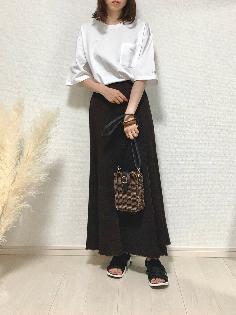 ホワイト系のTシャツ/カットソー、ブラウン系のスカート、ブラウン系のかごバッグを着用したレディースの夏コーディネートの1枚目の写真