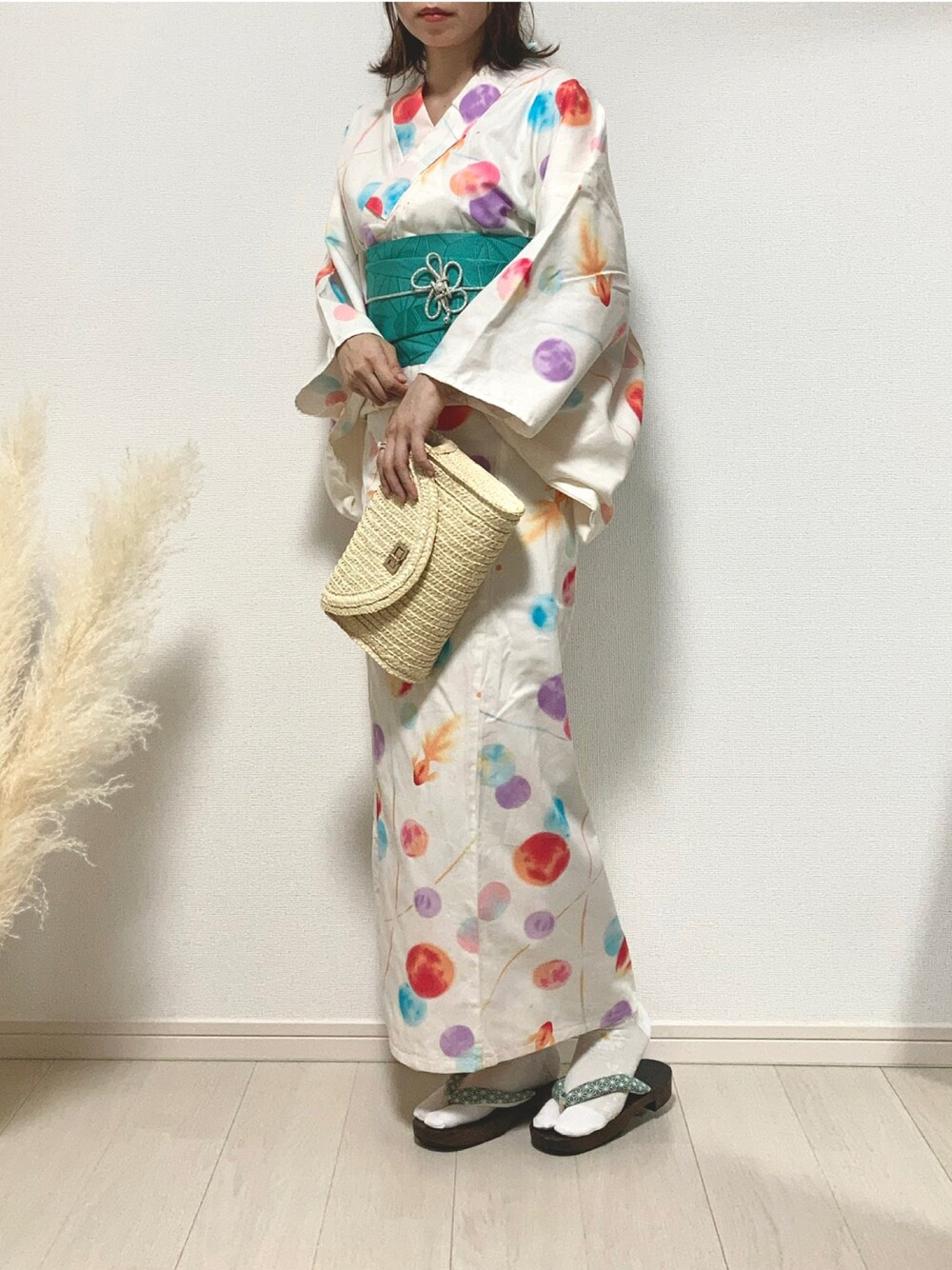 ホワイト系のかごバッグ、ホワイト系の浴衣、グリーン系の和装小物を着用したレディースの夏コーディネートの1枚目の写真