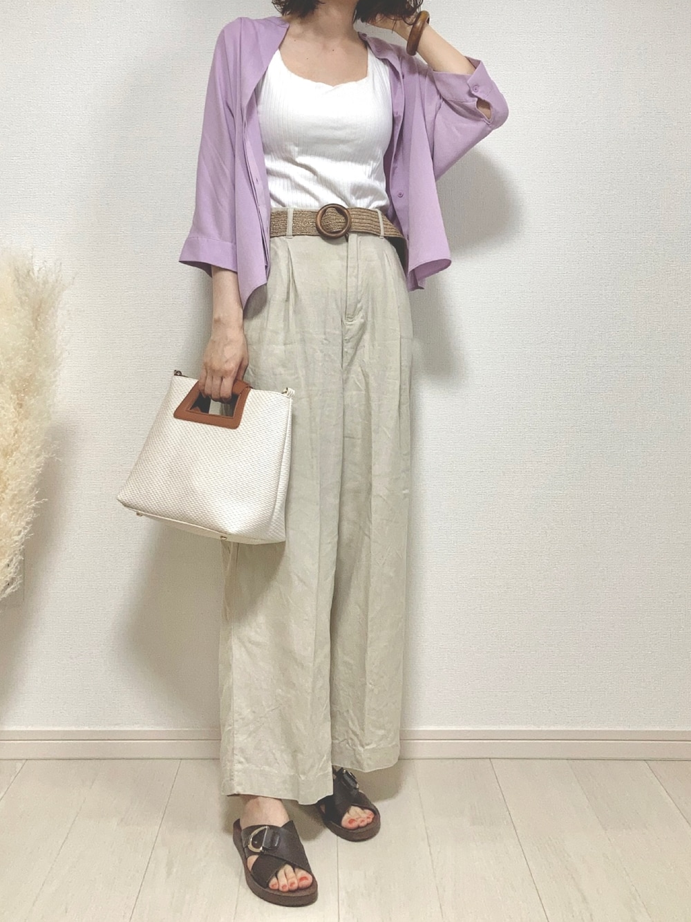 パープル系のシャツ/ブラウス、ベージュ系のその他パンツ、ホワイト系のハンドバッグを着用したレディースの春コーディネートの1枚目の写真