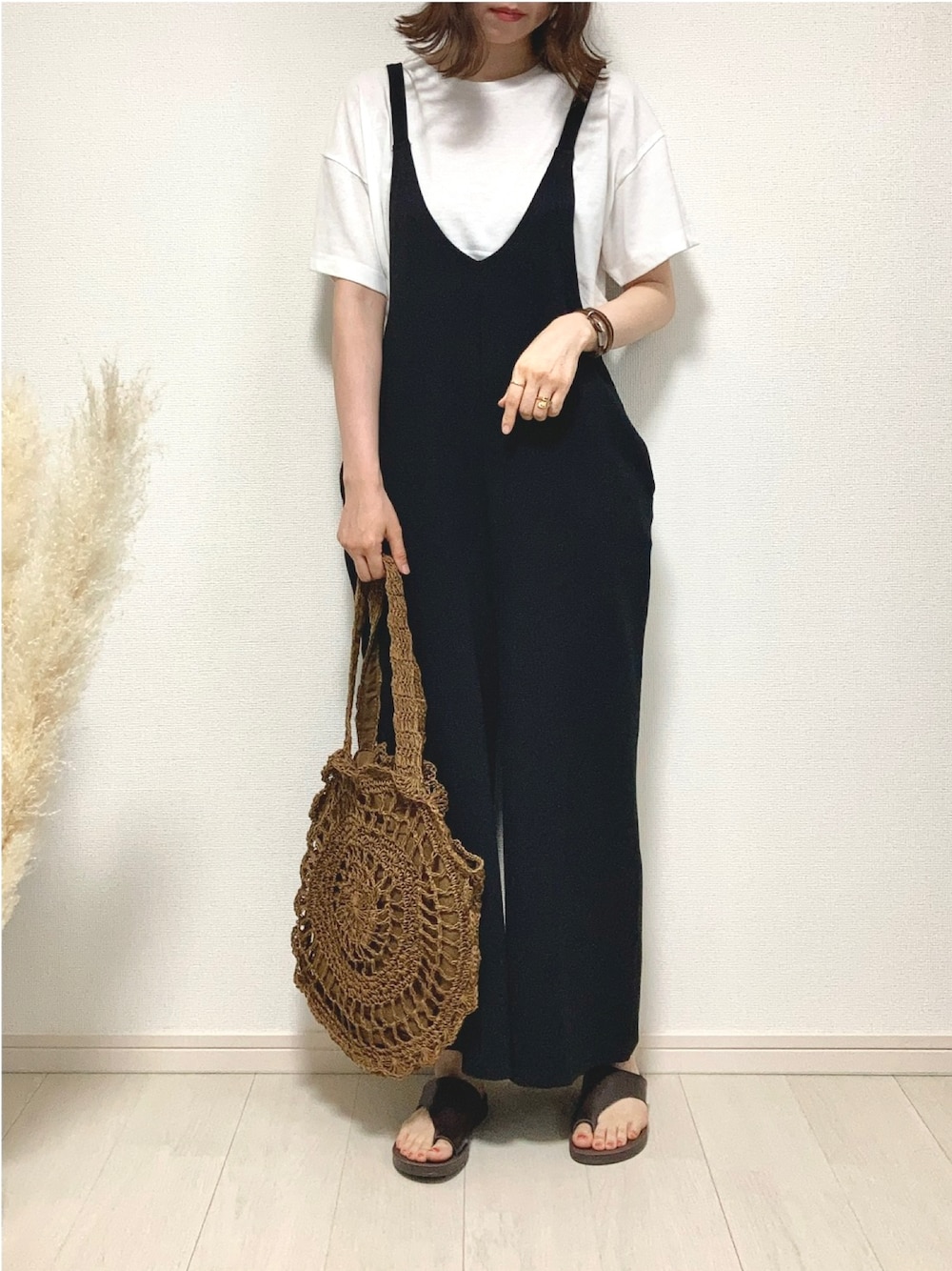 ブラック系のつなぎ/オールインワン、ブラウン系のショルダーバッグ、ブラウン系のサンダルを着用したレディースの夏コーディネートの1枚目の写真