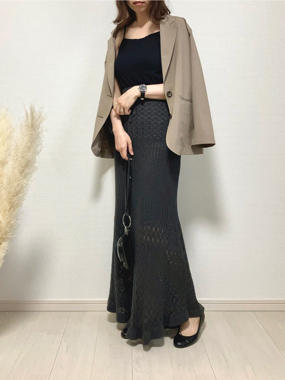 ブラウン系のテーラードジャケット、グレー系のスカート、ブラック系のバレエシューズを着用したレディースの夏コーディネートの1枚目の写真