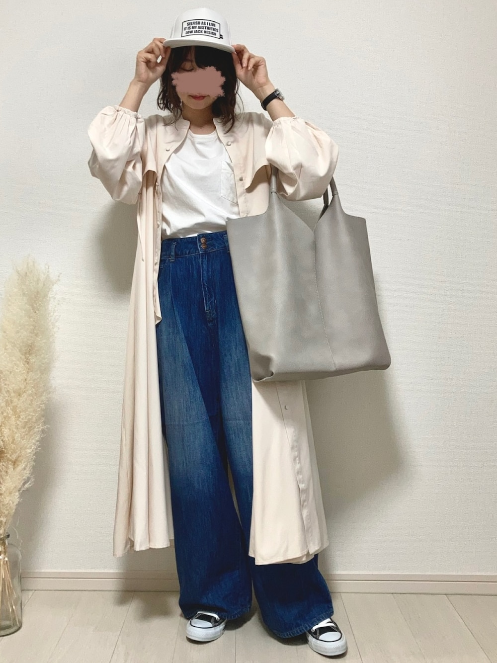 ホワイト系のシャツワンピース、ホワイト系のTシャツ/カットソー、ホワイト系のトートバッグを着用したレディースの夏コーディネートの1枚目の写真