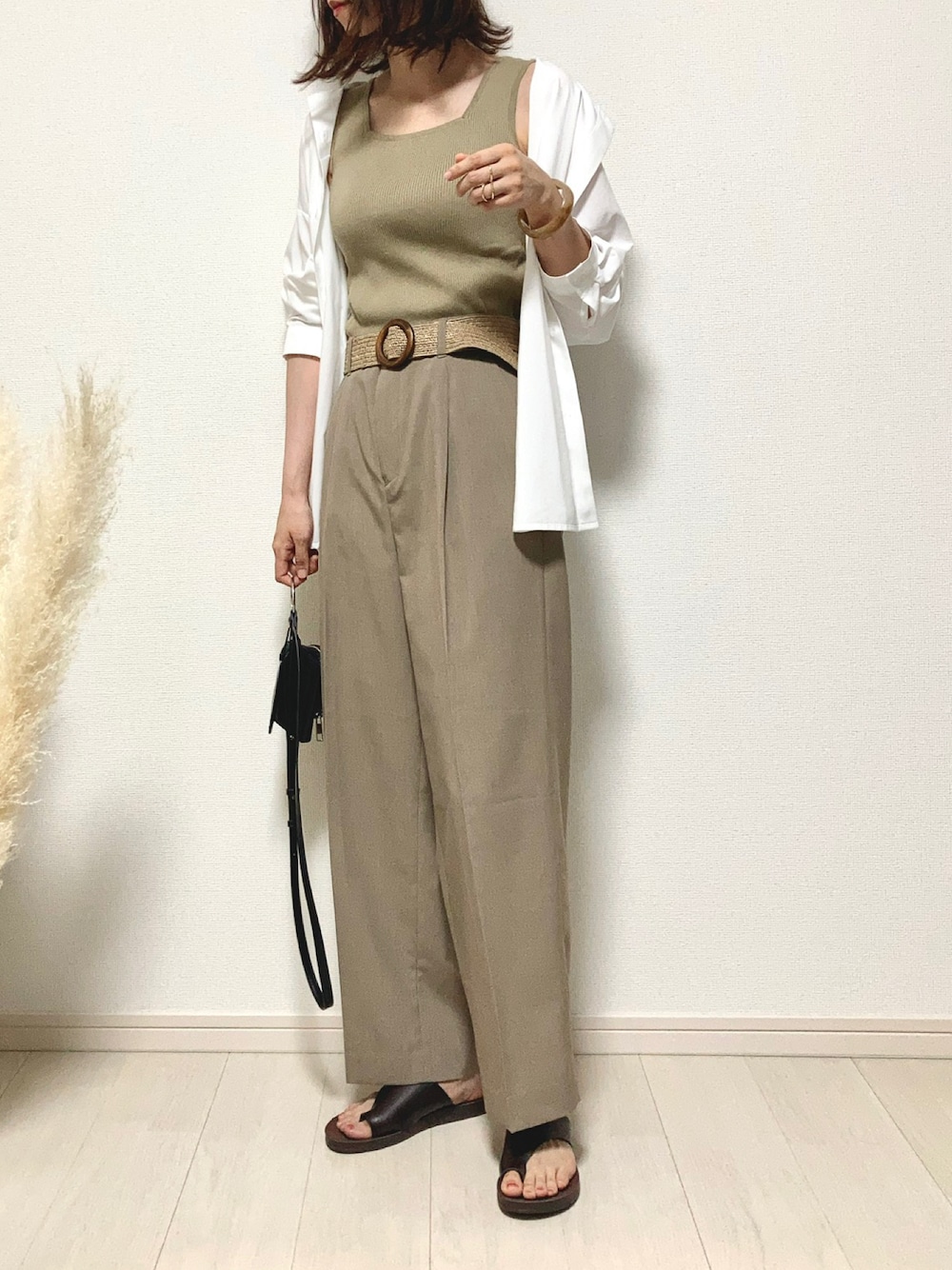 ベージュ系のタンクトップ、ホワイト系のシャツ/ブラウス、ブラウン系のその他パンツを着用したレディースの夏コーディネートの1枚目の写真