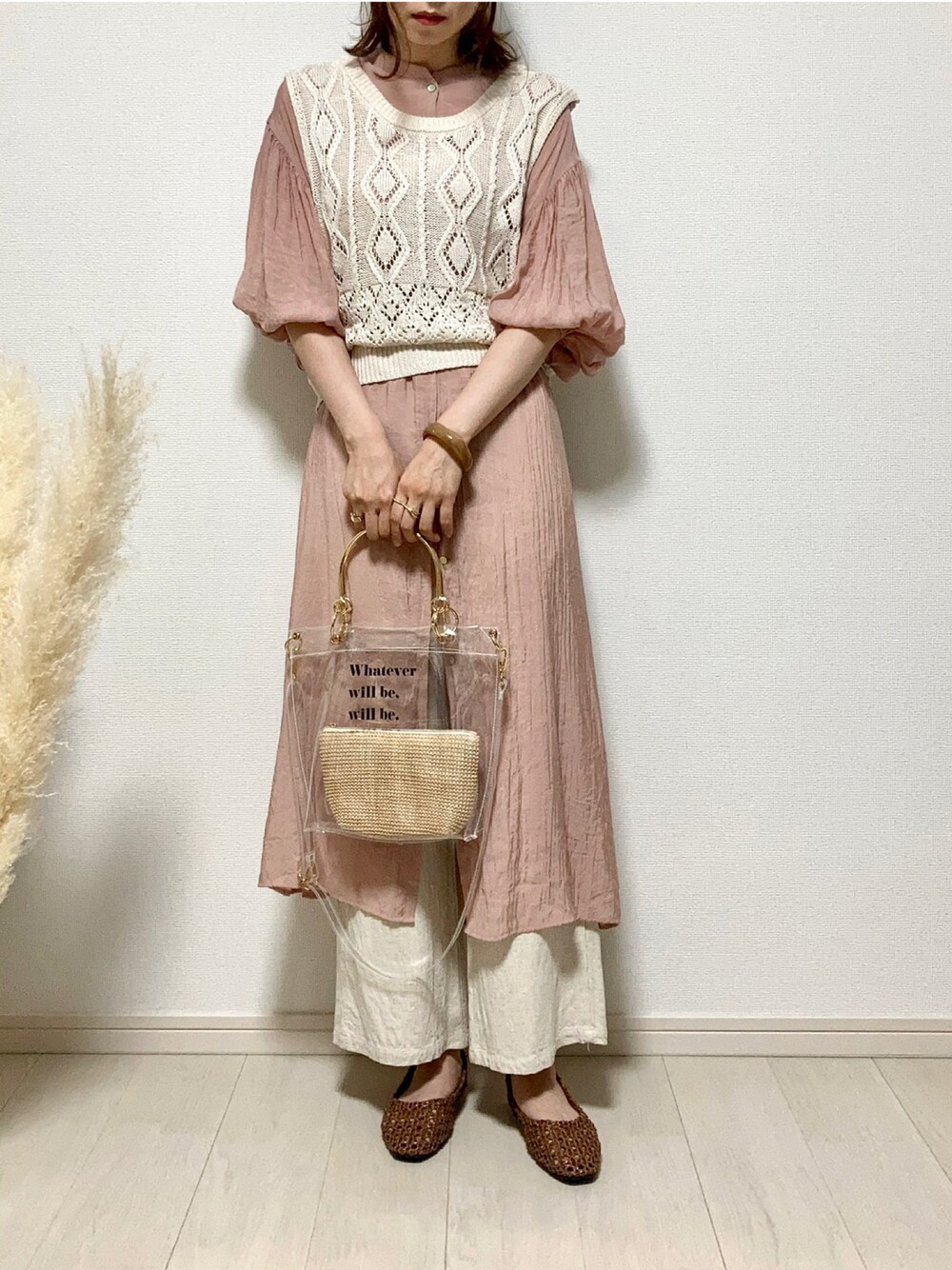 オレンジ系のシャツワンピース、ベージュ系のベスト、ホワイト系のその他パンツを着用したレディースの夏コーディネートの1枚目の写真