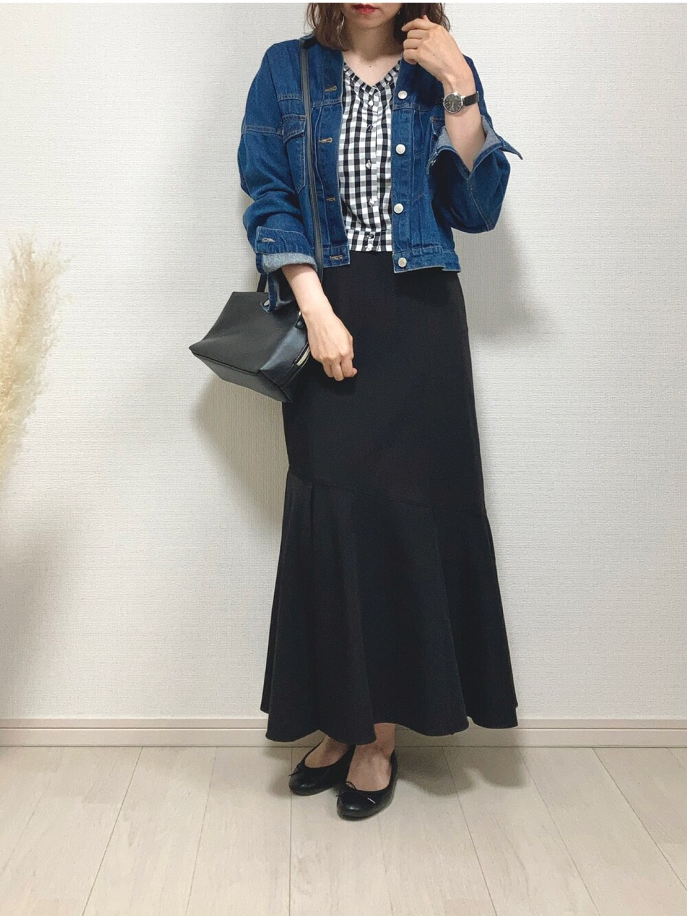 ブルー系のデニムジャケット、ブラック系のシャツ/ブラウス、ブラック系のスカートを着用したレディースの夏コーディネートの1枚目の写真
