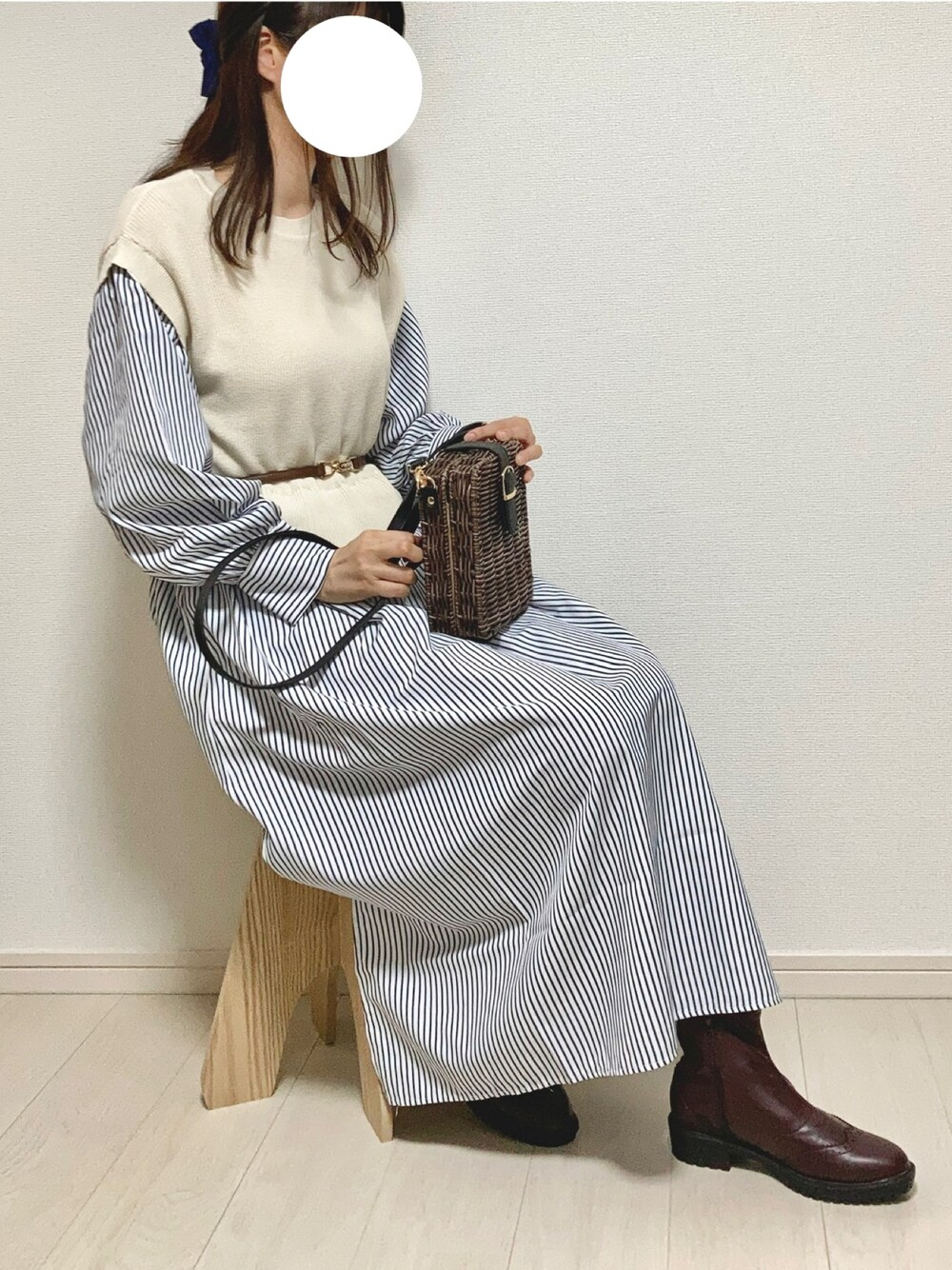 ブラウン系のかごバッグ、ホワイト系のワンピース、ブラウン系のブーツを着用したレディースの春コーディネートの1枚目の写真
