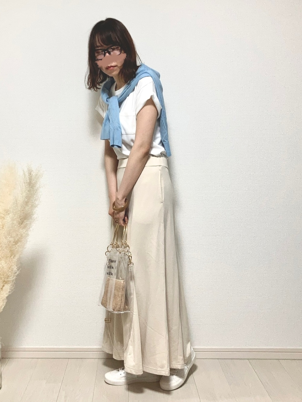 ホワイト系のTシャツ/カットソー、ホワイト系のスカート、ホワイト系のスニーカーを着用したレディースの夏コーディネートの1枚目の写真