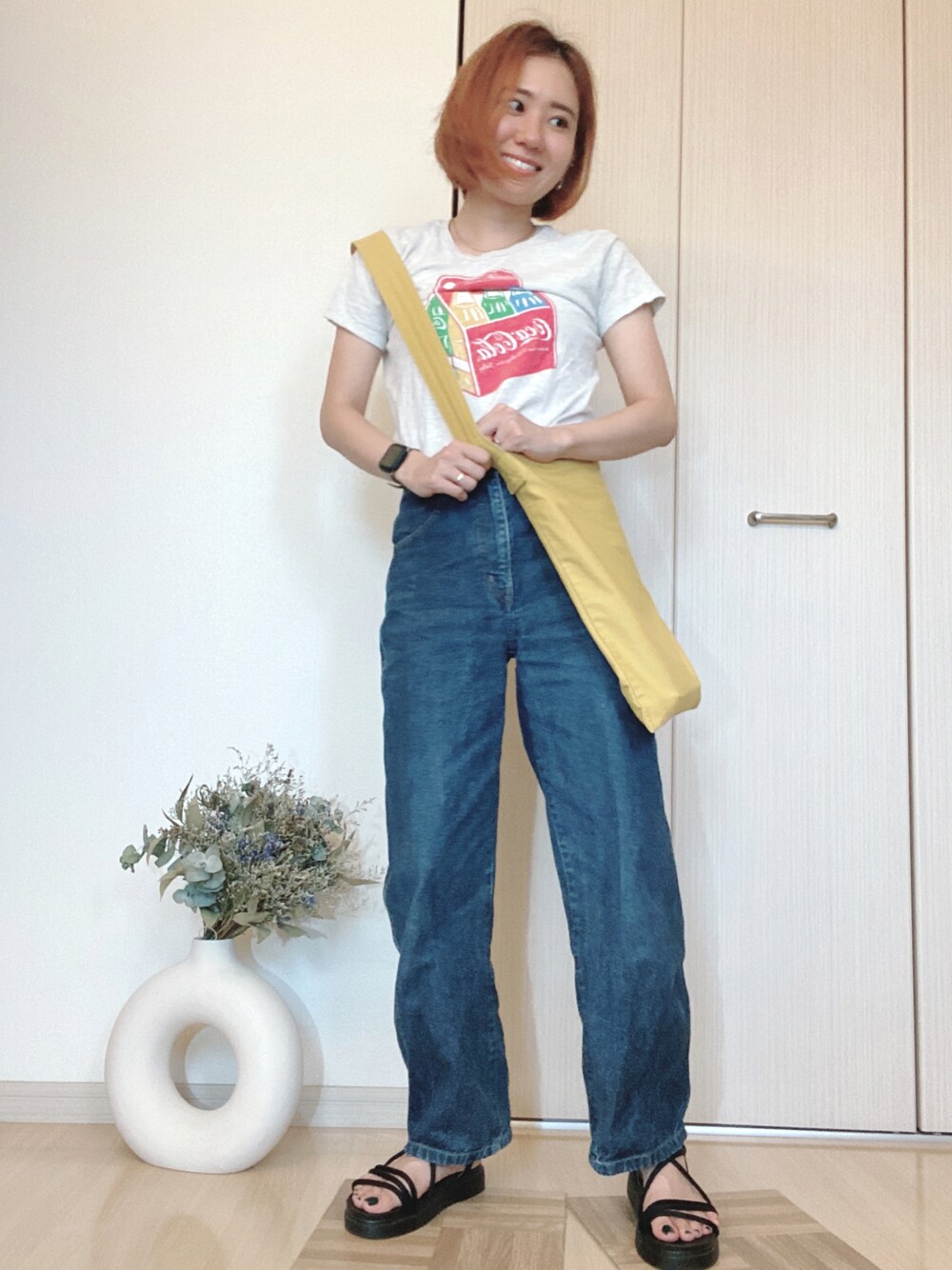 「カジュアル、ストリート、ストリートコーデ、休日コーデ、大人カジュアル、プチプラ、デニム、低身長女子、コカコーラ、オリエンタルトラフィック、ショートヘア、プチプラコーデ、Tシャツ×デニム、Tシャツ、夏コーデ」｜「UNIQLOのワイドフィットカーブジーンズ（デニムパンツ、ブルー系）」を使った、rokaさん（レディース・156cm）の夏コーディネートの1枚目の写真