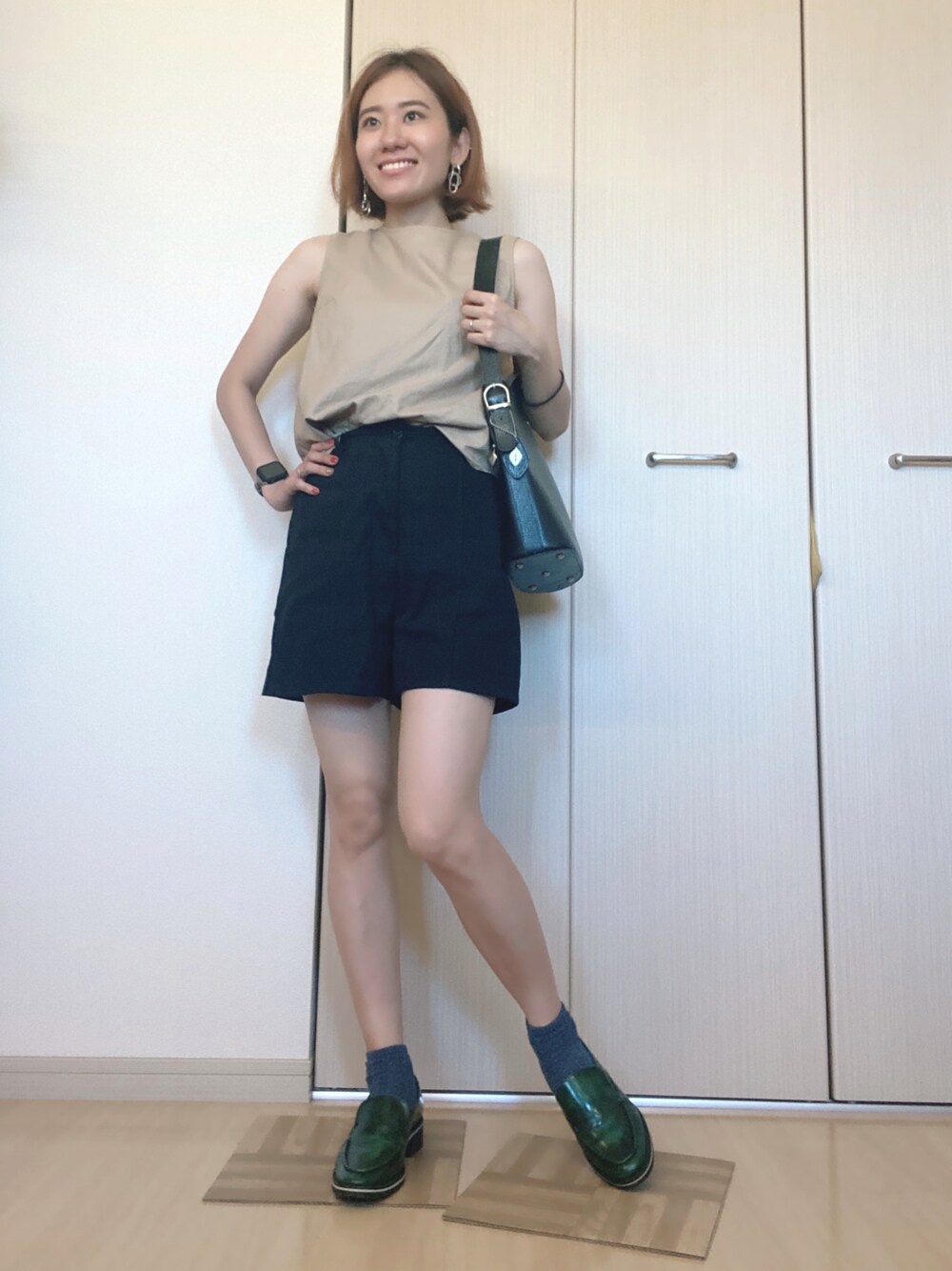 「オトナカジュアル、休日スタイル、ハーフパンツ、お洒落さんとつながりたい、ootd、ショートヘア、ブラック、ローファー、ランチ、アラサー、summer、ノースリーブ、ブラウス、デート、低身長女子」｜「i santiのアイテム（ショルダーバッグ、ブラック系）」を使った、rokaさん（レディース・156cm）の夏コーディネートの1枚目の写真
