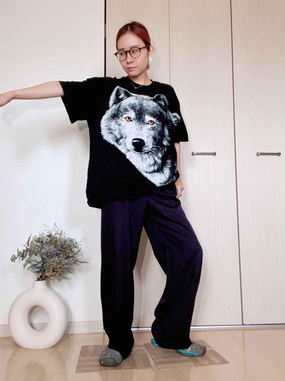 「おしゃれさんと繋がりたい、シンプル、スポーツサンダル、モノトーン、めがね、オオカミ、Tシャツ、カジュアルコーデ、ブラックコーデ、メンズライク、大人カジュアル、GU、スラックス、古着、メガネ女子」｜「STYLENANDAのアイテム（Tシャツ/カットソー、ブラック系）」を使った、rokaさん（レディース・156cm）の夏コーディネートの1枚目の写真