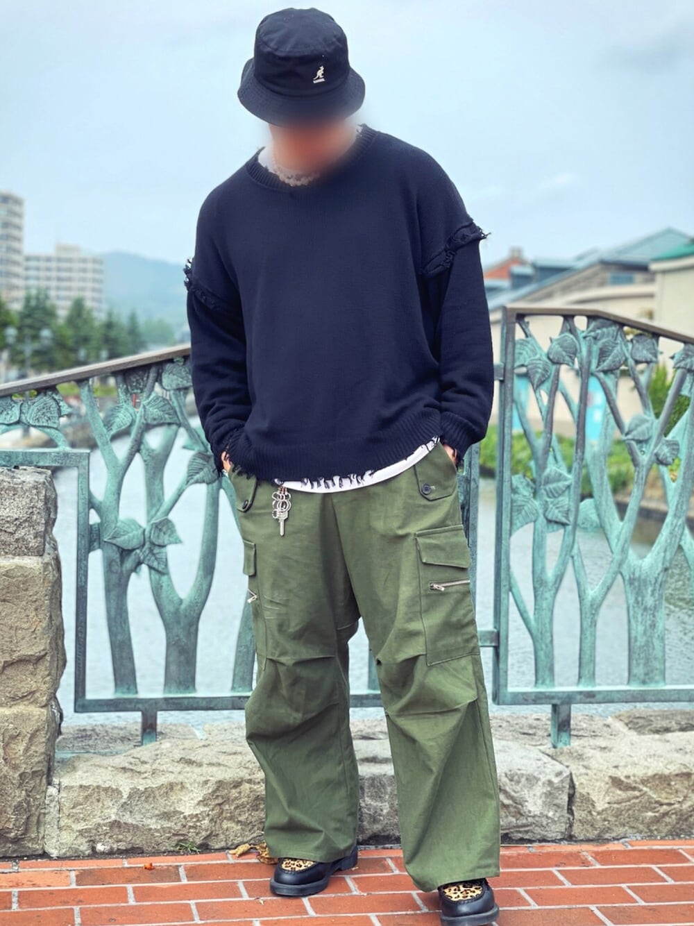 「シンプルコーデ、冬のコーデ、シンプル、お洒落さんとつながりたい、ブラック、いいね、save、フォローお願いします🤑、みどり、ドクターマーチン、バケハ、カンゴール、ニット、革靴、キレイめコーデ、プチプラ」｜「SISEのアイテム（パンツ、グリーン系）」を使った、ごーど(G-Iggy)さん（メンズ・174cm）の冬コーディネートの1枚目の写真