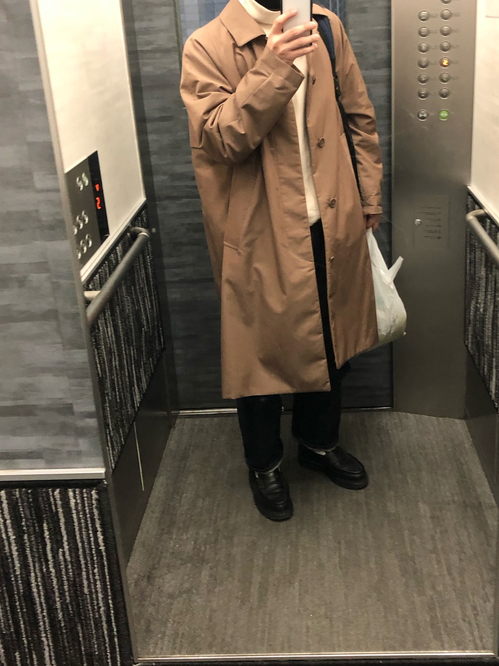 YAECAのステンカラーコート（ブラウン系）を使った人気ファッション