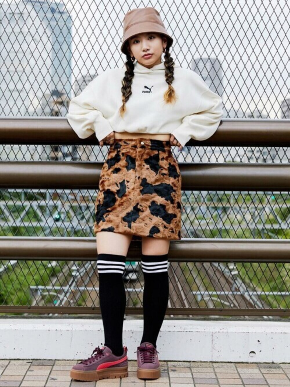「スニーカー、ベージュ、パーカー、ストリート、ハット、PUMA、秋コーデ、atmospink」｜「atmos pinkのatmos pink COW柄ファー 台形ミニスカート（スカート、ブラウン系）」を使った、atmos pinkさん（レディース・165cm）の秋コーディネートの1枚目の写真