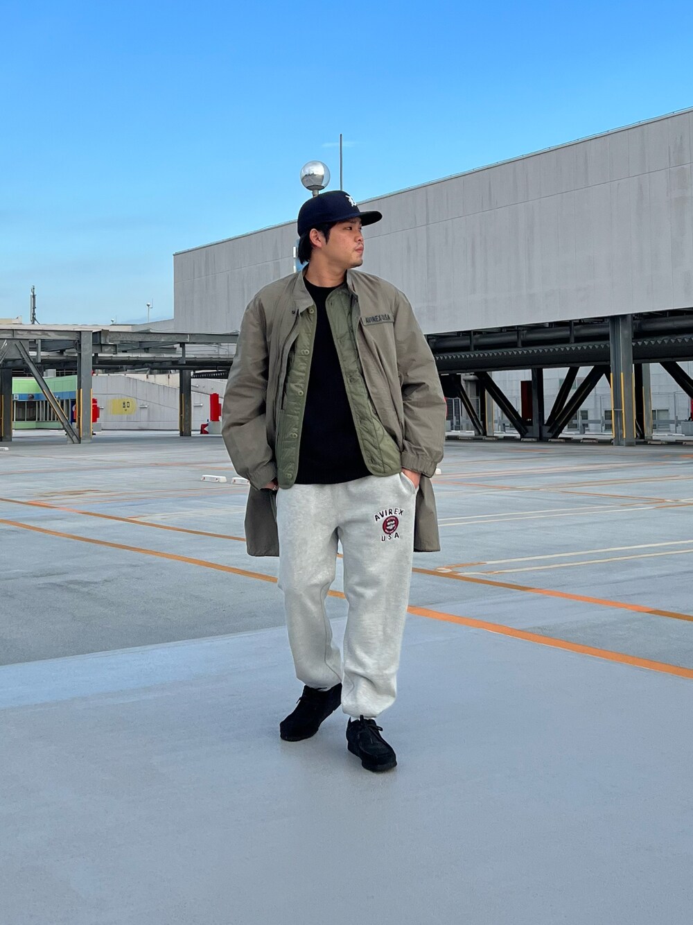 「ニット、モッズコート、ミリタリー、AVIREX、リラックススタイル、ootd、秋コーデ、ミリタリーコーデ、AVIREXMOZO、秋服まるっと大公開」｜「AVIREXのNAVAL CREWNECK KNIT SWEATER / ネイバル クルーネック ニット セーター / AVIREX / アヴィレックス（ニット/セーター、ブラック系）」を使った、Asai.Hirotoさん（メンズ・177cm）の秋コーディネートの1枚目の写真